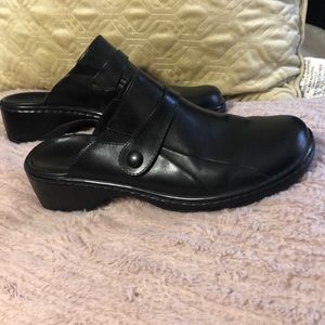 Clarks size 8 black clogs